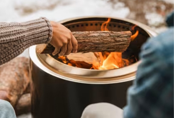 Ajout de bois dans le foyer du brasero Bonfire 2.0 Ash Solo Stove