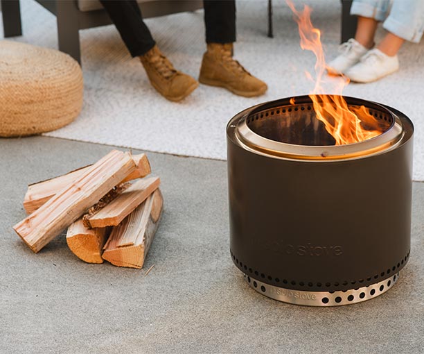 Brasero Bonfire 2.0 Ash Solo Stove sur une terrasse