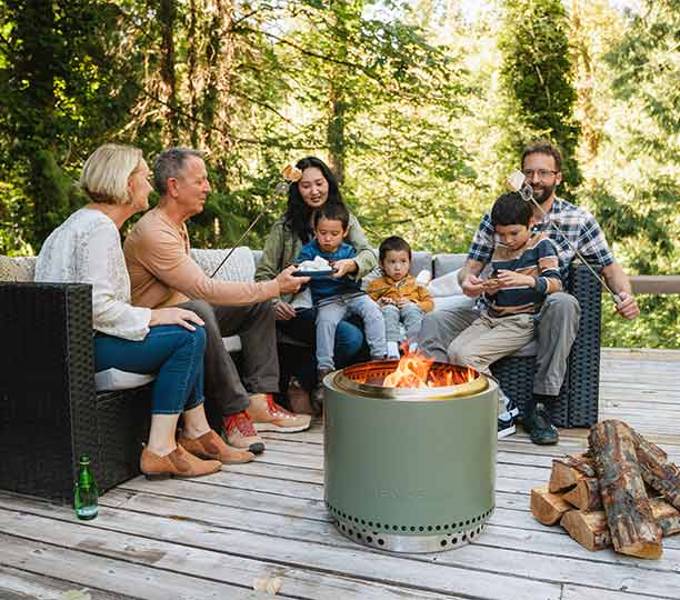 Famille réunie autour du brasero Bonfire 2.0 Deep Olive Solo Stove