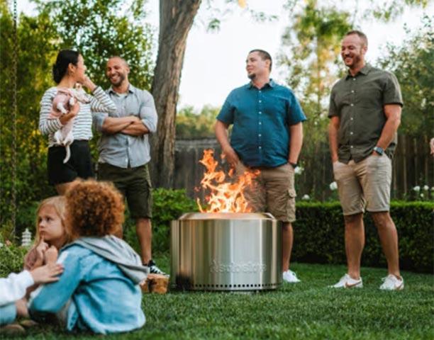 Famille dans un jardin autour du brasero Yukon 2.0 Inox Solo Stove