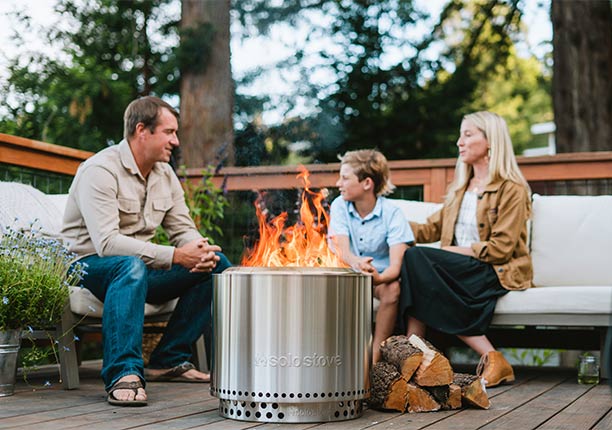 Brasero Bonfire 2.0 Inox Solo Stove sur une terrasse réchauffant une famille