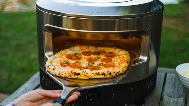 Cuisson d'une pizza dans le four à gaz Solo Stove