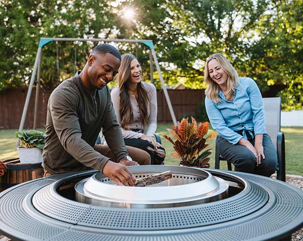 Table Surround Solo Stove installé autour d'un brasero Ranger / Bonfire sur une terrasse