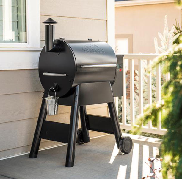 Barbecue pellets Traeger PRO 575 sur une terrasse