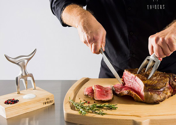 Utilisation du couteau Neptune et de la fourchette Tridens pour découper une viande