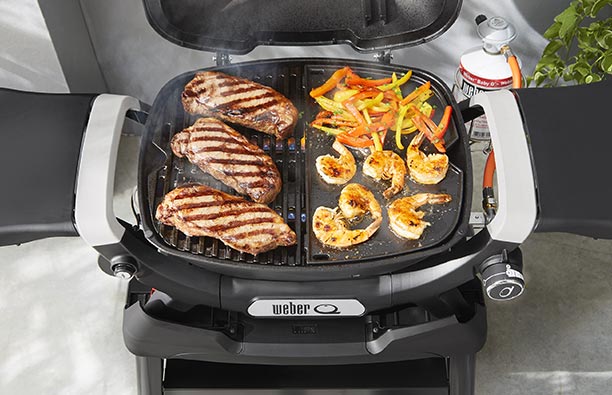 Cuisson d'aliments sur la demi plancha Weber en fonte émaillée pour Serie q 1000 N