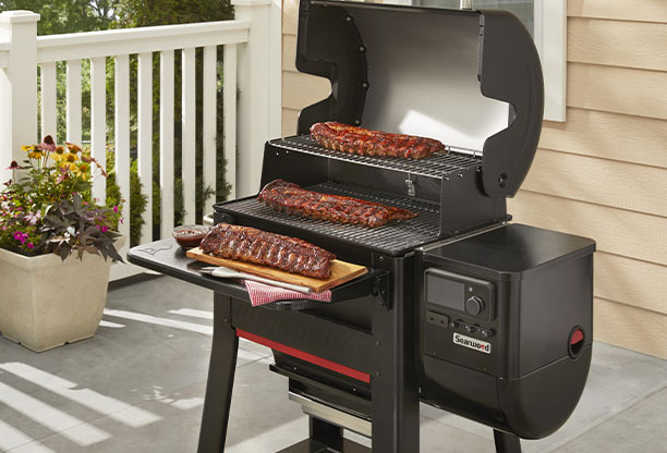 Tablette avant rabattable installée sur le barbecue pellets Searwood 600 Weber