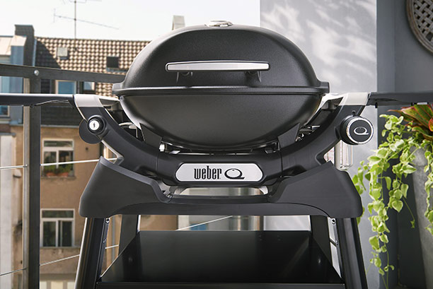 Barbecue gaz Weber Q 1200 N noir posé sur un chariot (non inclus)