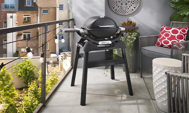 Barbecue gaz Q 1200 N noir sur stand sur un balcon