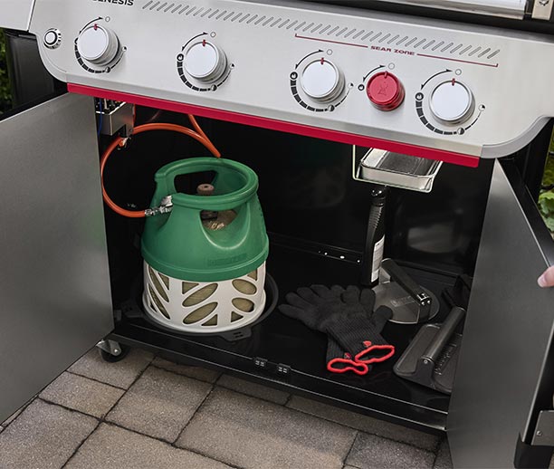 Zoom sur l'espace de rangement intérieur du barbecue gaz Genesis EP-435 Weber