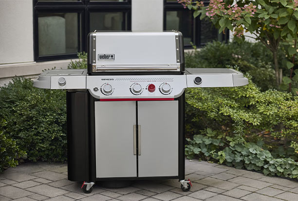 Barbecue gaz Genesis SP-335 Weber exposé sur une terrasse