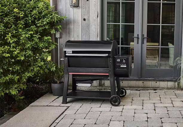 Barbecue à pellets Searwood 600 XL Weber sur une terrasse