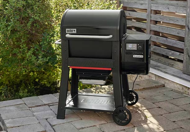 Barbecue pellets Searwood 600 Weber exposé sur une terrasse